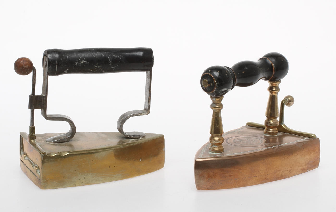 STRYKJÄRN 2 st, varav ett dat 1841/1916.