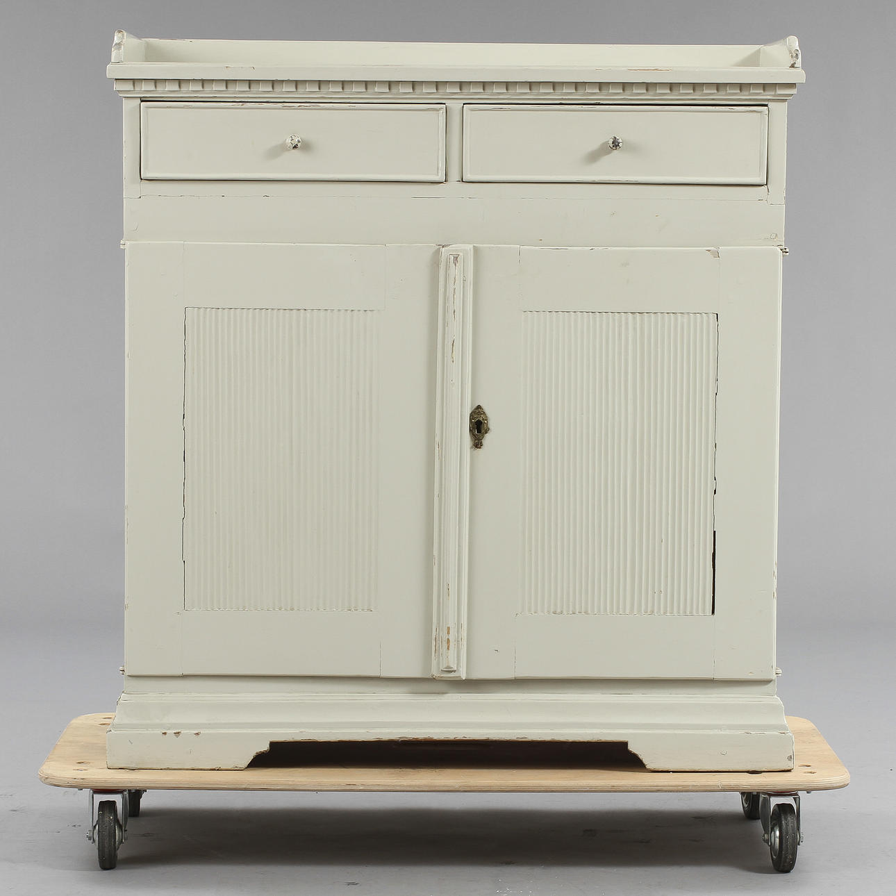 SKÄNKSKÅP, sengustaviansk, 1800-tal.