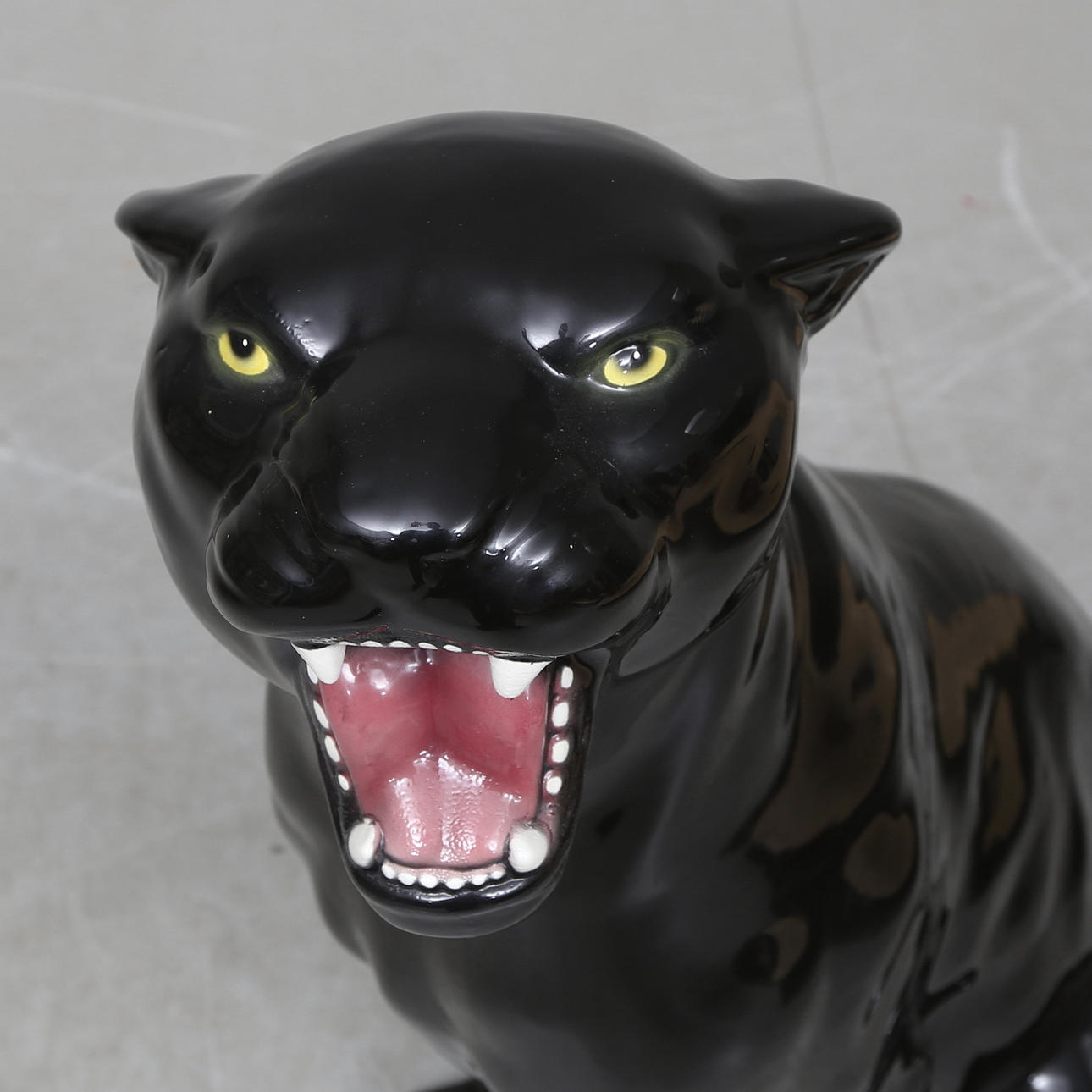 BODENFIGUR, schwarzer Panther, Keramik.