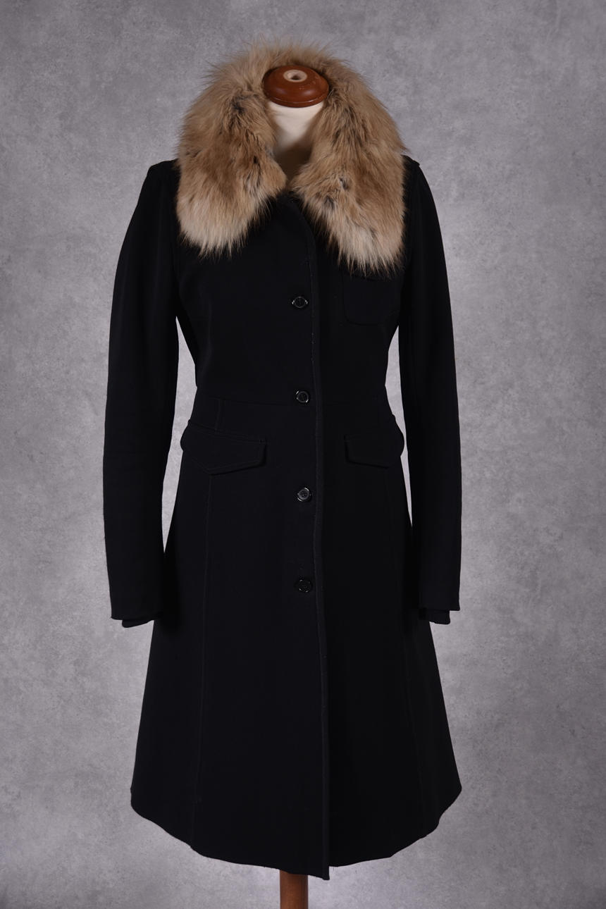 COAT Prada with fur collar.