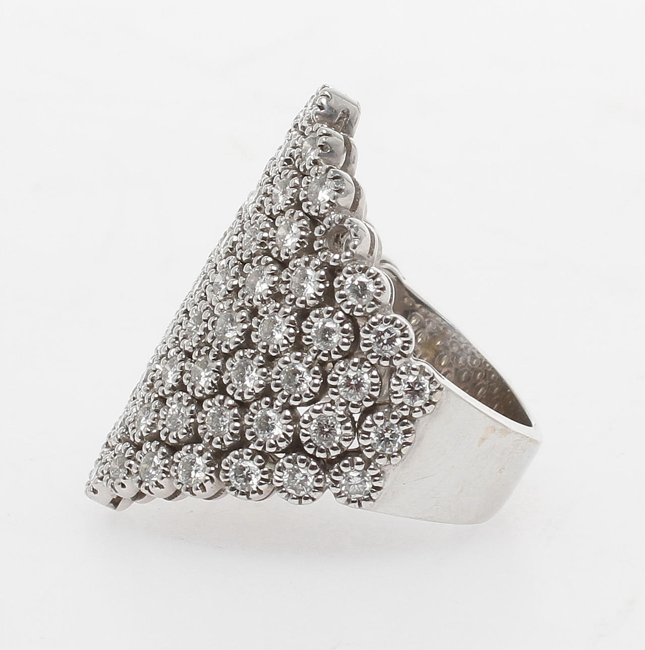 RING, 18k guld med diamanter om tot ca 0,70ct. Vikt 13 gram.