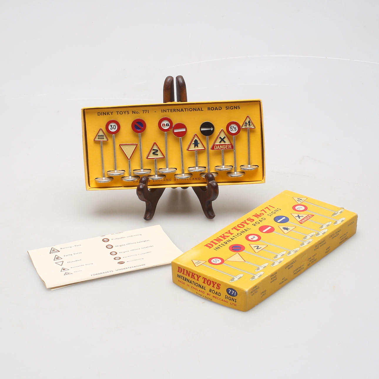 ROAD MARKERS, 12 pcs, Dinky Toys No. 771, Meccano ltd, England