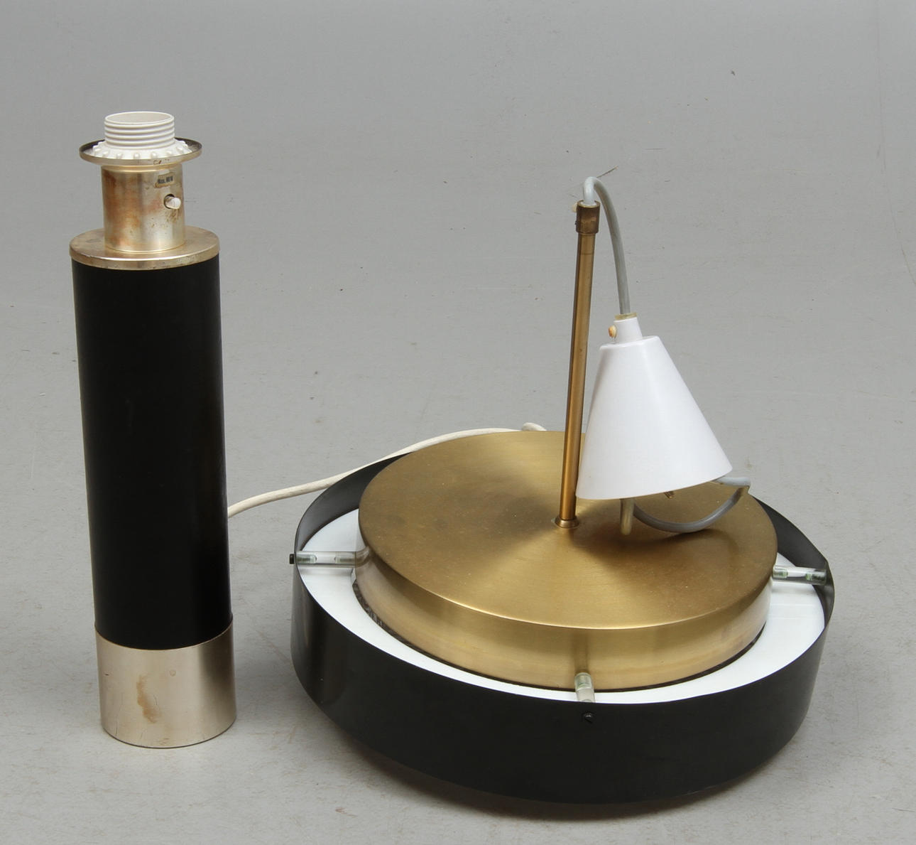 BORDSLAMPA Falkenbergs belysning samt TAKLAMPA, omärkt. 1900-tal.