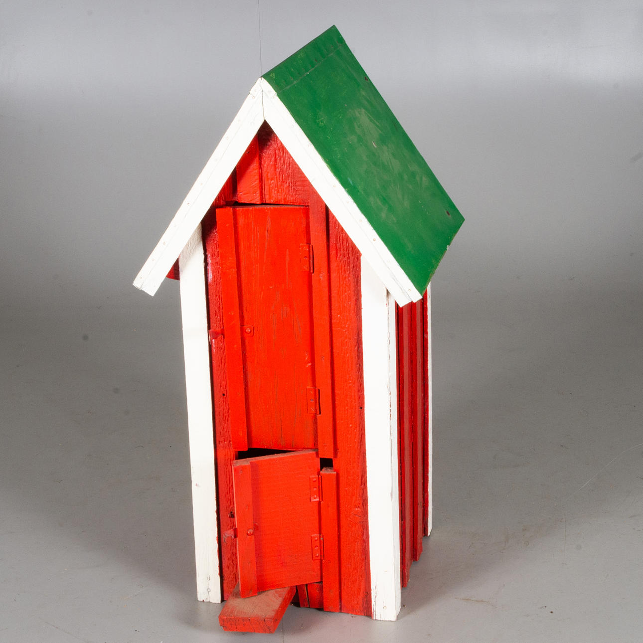HAVEHUS, malet træ med bliktag.