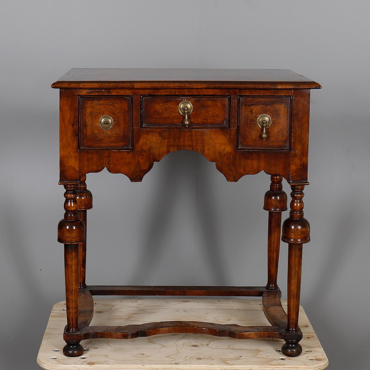 ET SIDEBORD i VALNØD I WILLIAM OG MARY STIL.