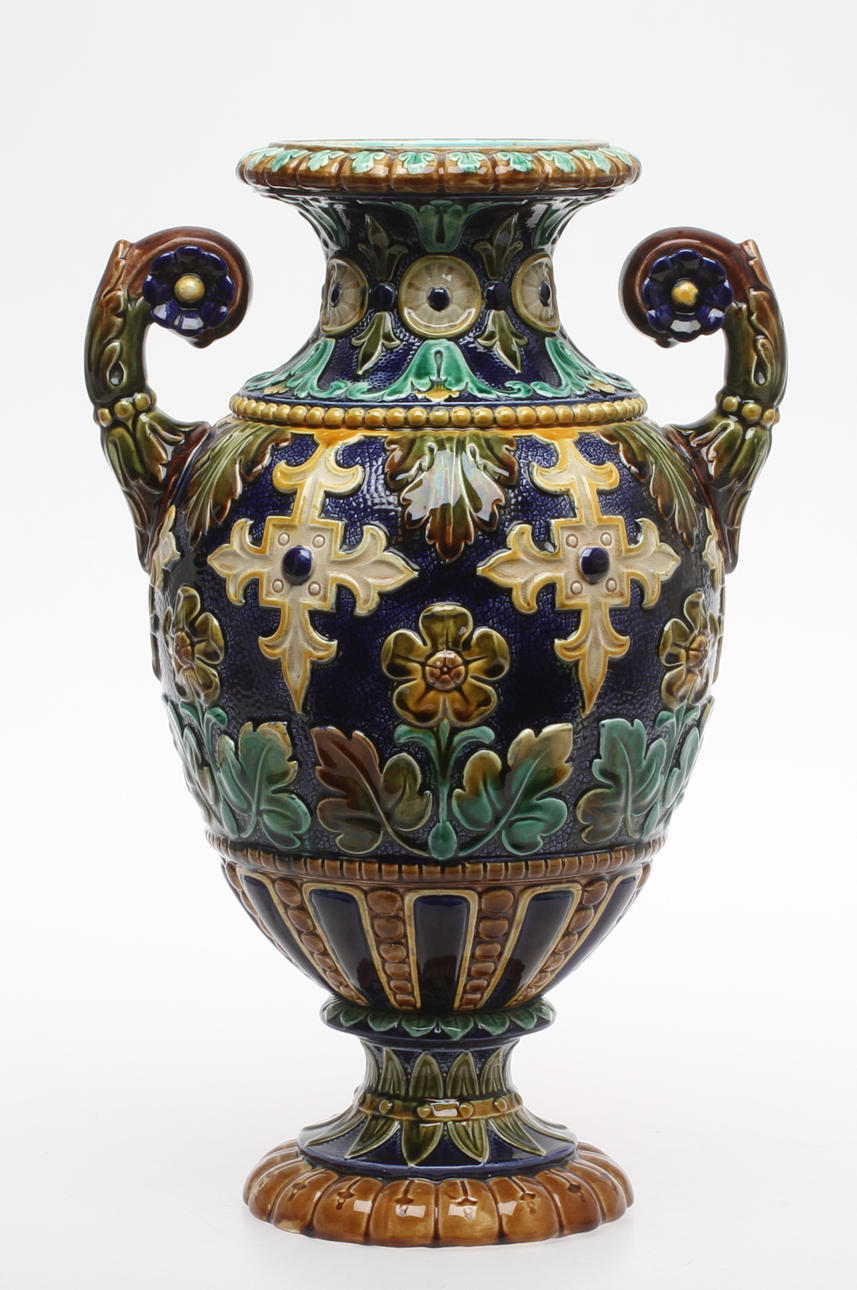 URNA MED HÄNKLAR, majolika, Rörstrand, 1800-tal.