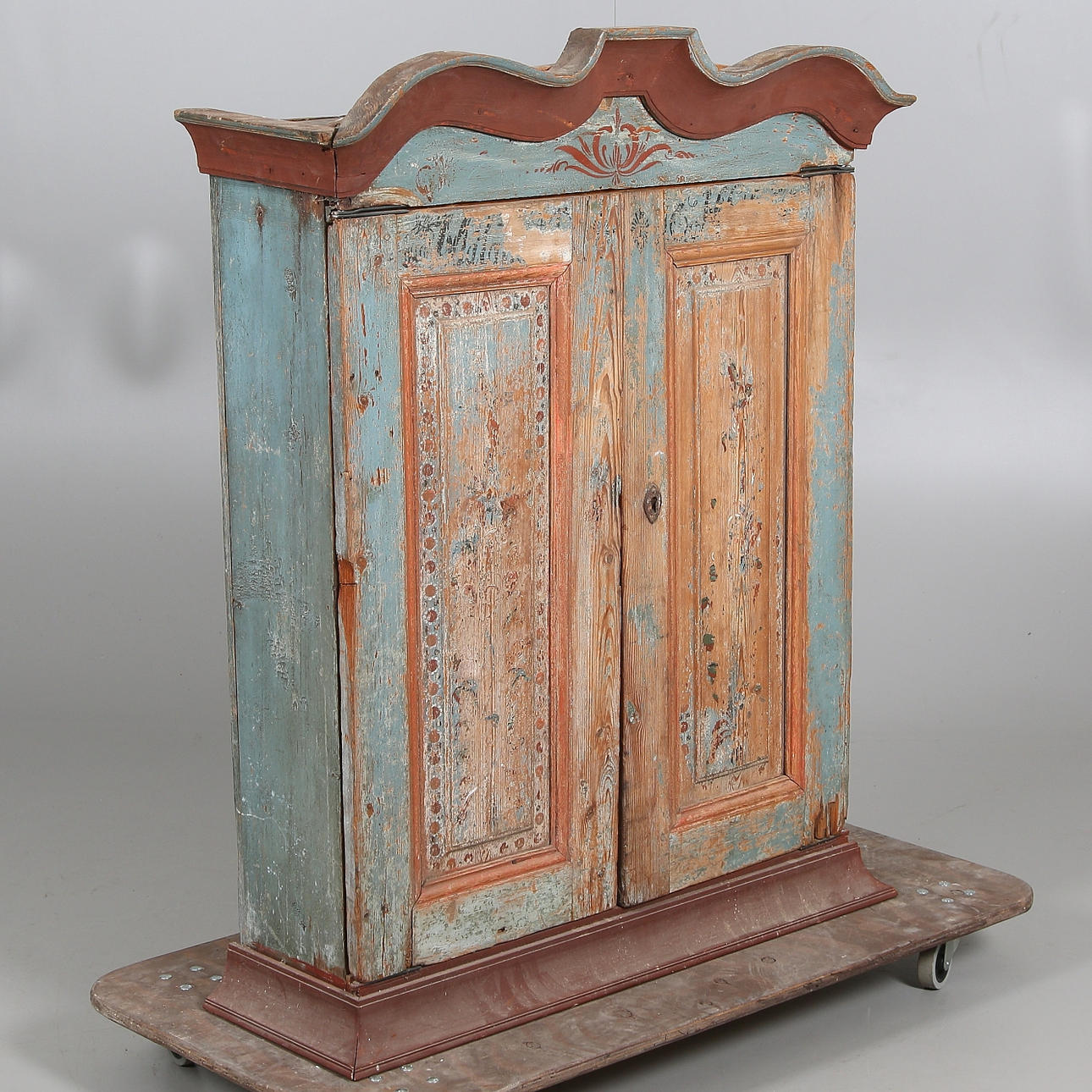 VÄGGSKÅP, allmoge, 1800-tal.