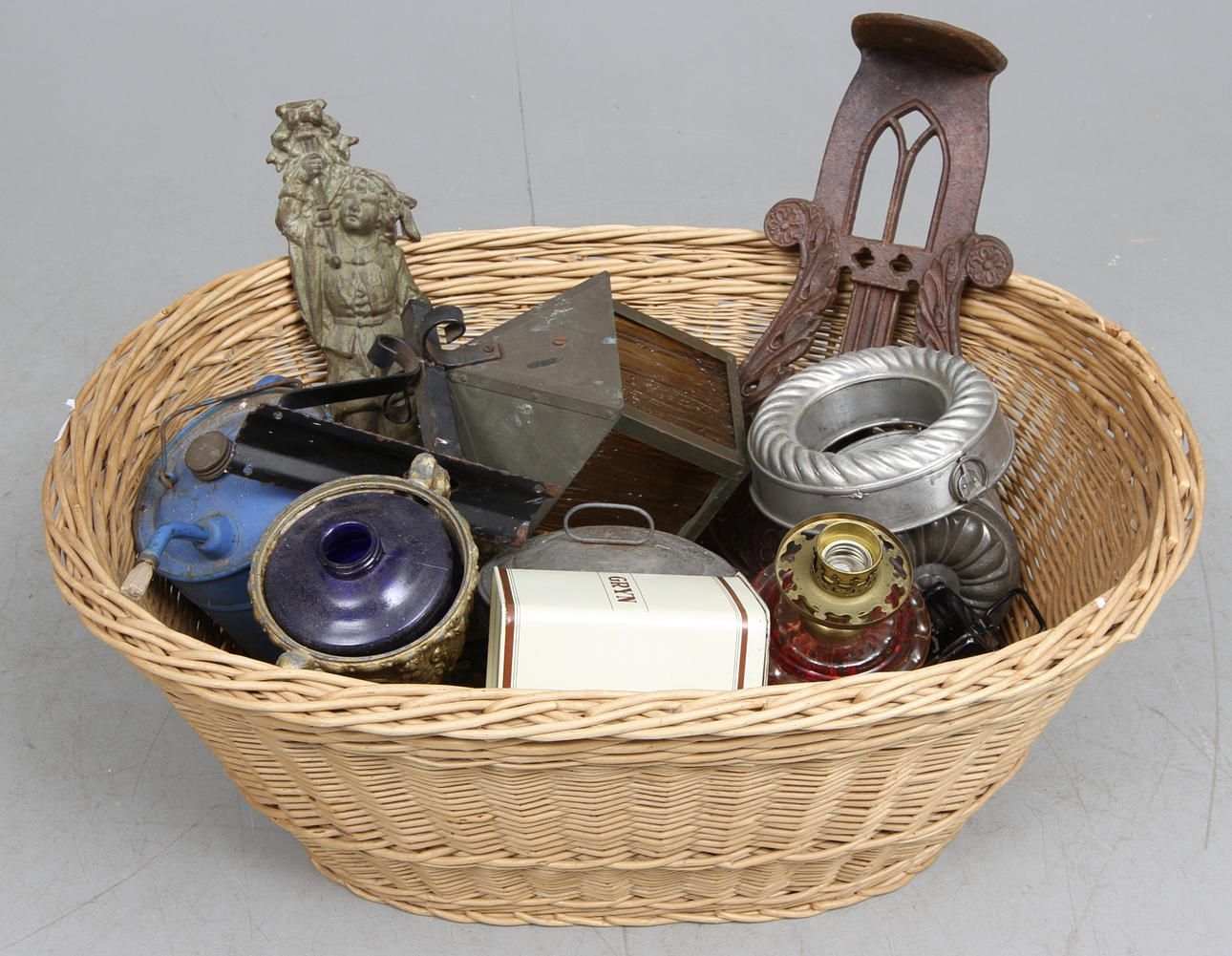 METALLFÖREMÅL, 1800-1900-tal.