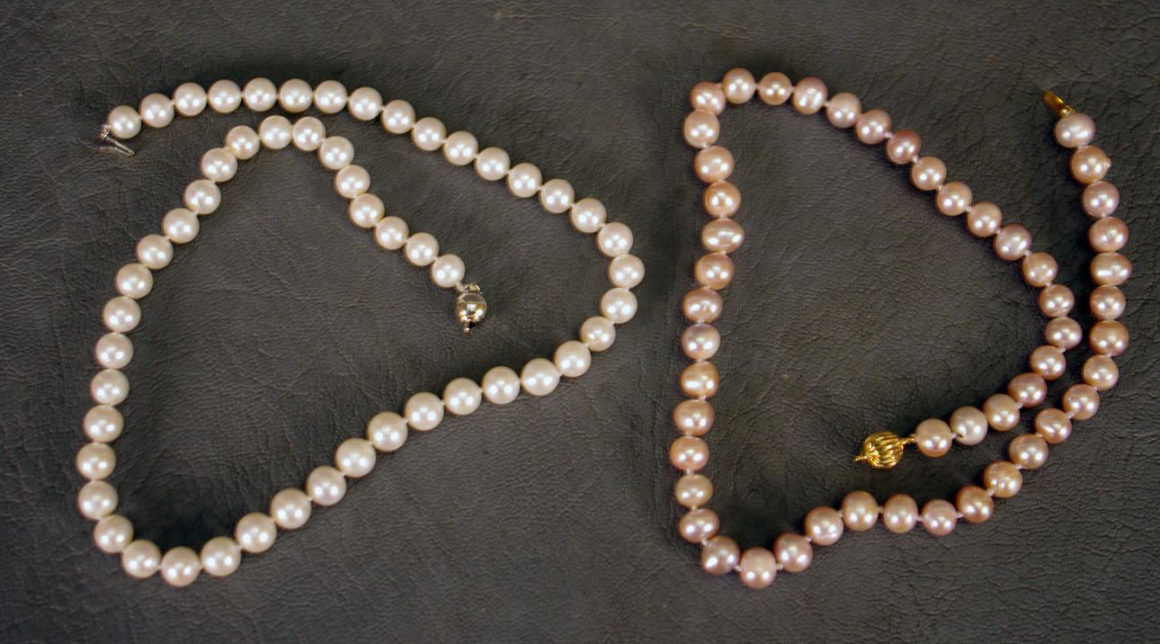 2 HALSBAND, sötvattenspärlor.