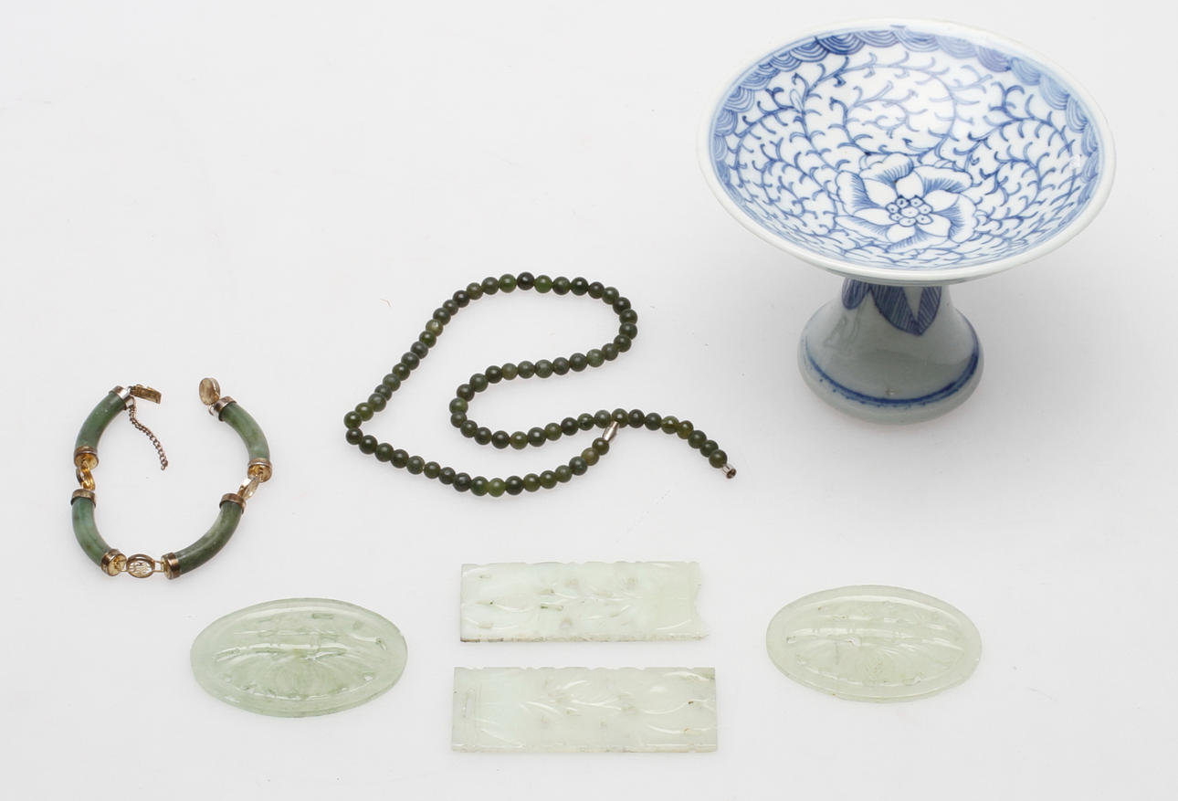 OSTINDISKA FÖREMÅL, 7 delar, bl.a. stenarbeten, 1900-tal.