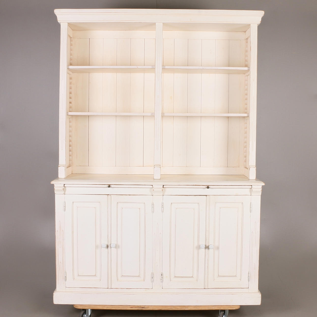 SERVERINGSSKÅP, bemålat, latlig stil, 1900-tal.