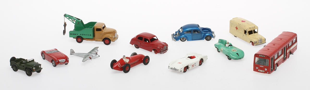 MODELLBILAR DINKY TOYS 10 delar och ett flygplan.