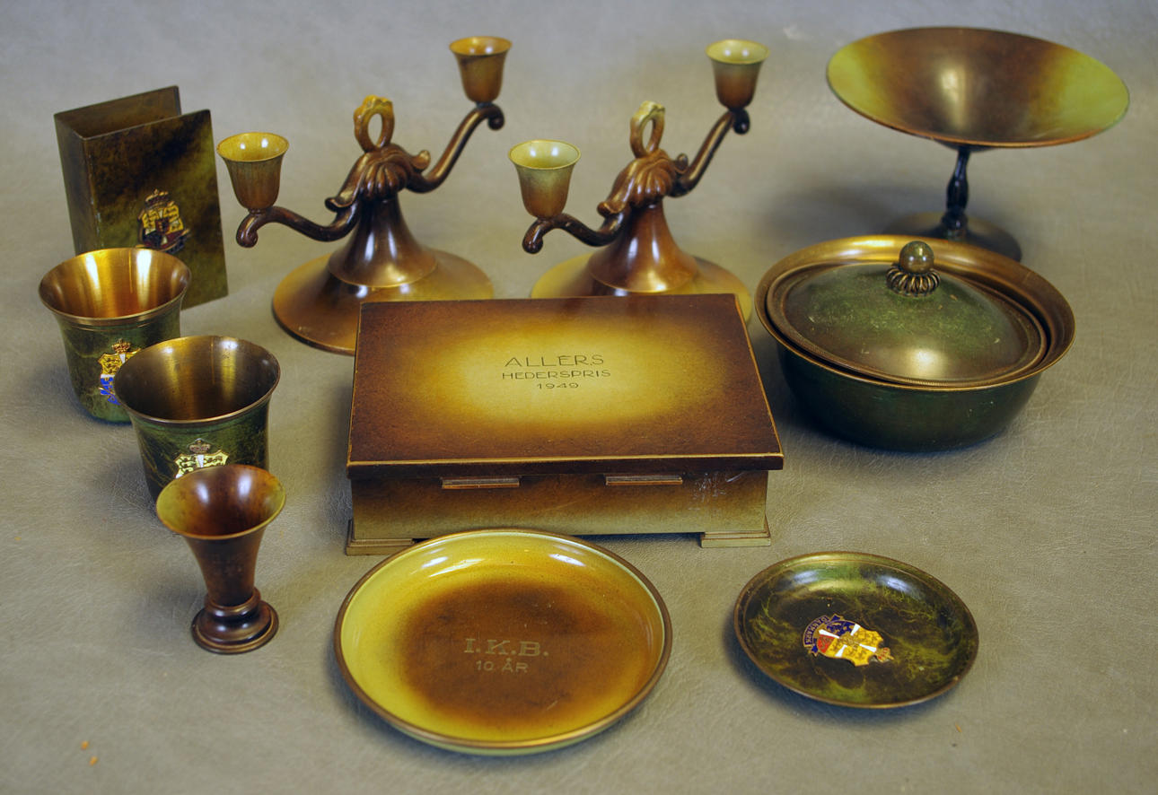 LJUSSTAKAR, SKÅLAR, BÄGARE MM, brons.