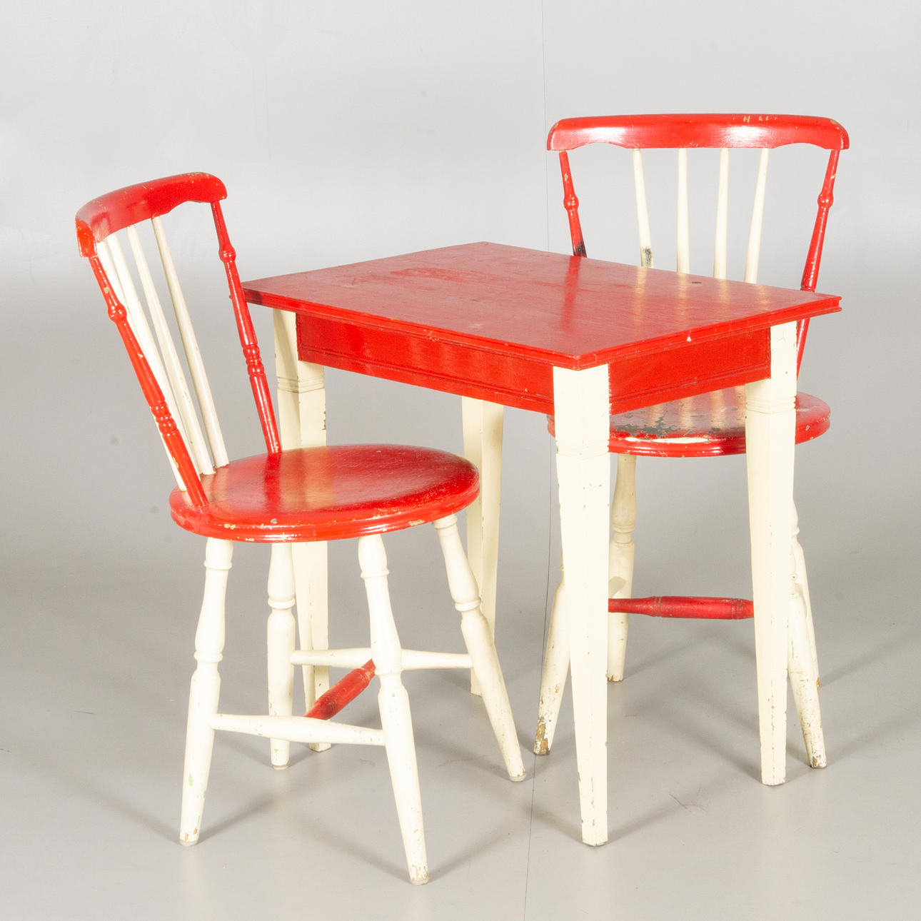 STOLAR SAMT BORD, 3 delar, målat trä, 1900-tal.