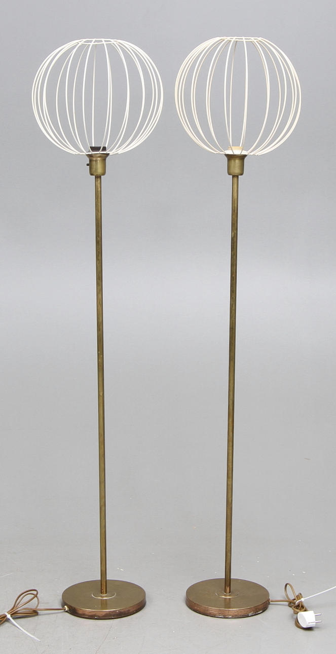 GOLVLAMPOR, ett par, 1900-talets andra hälft.