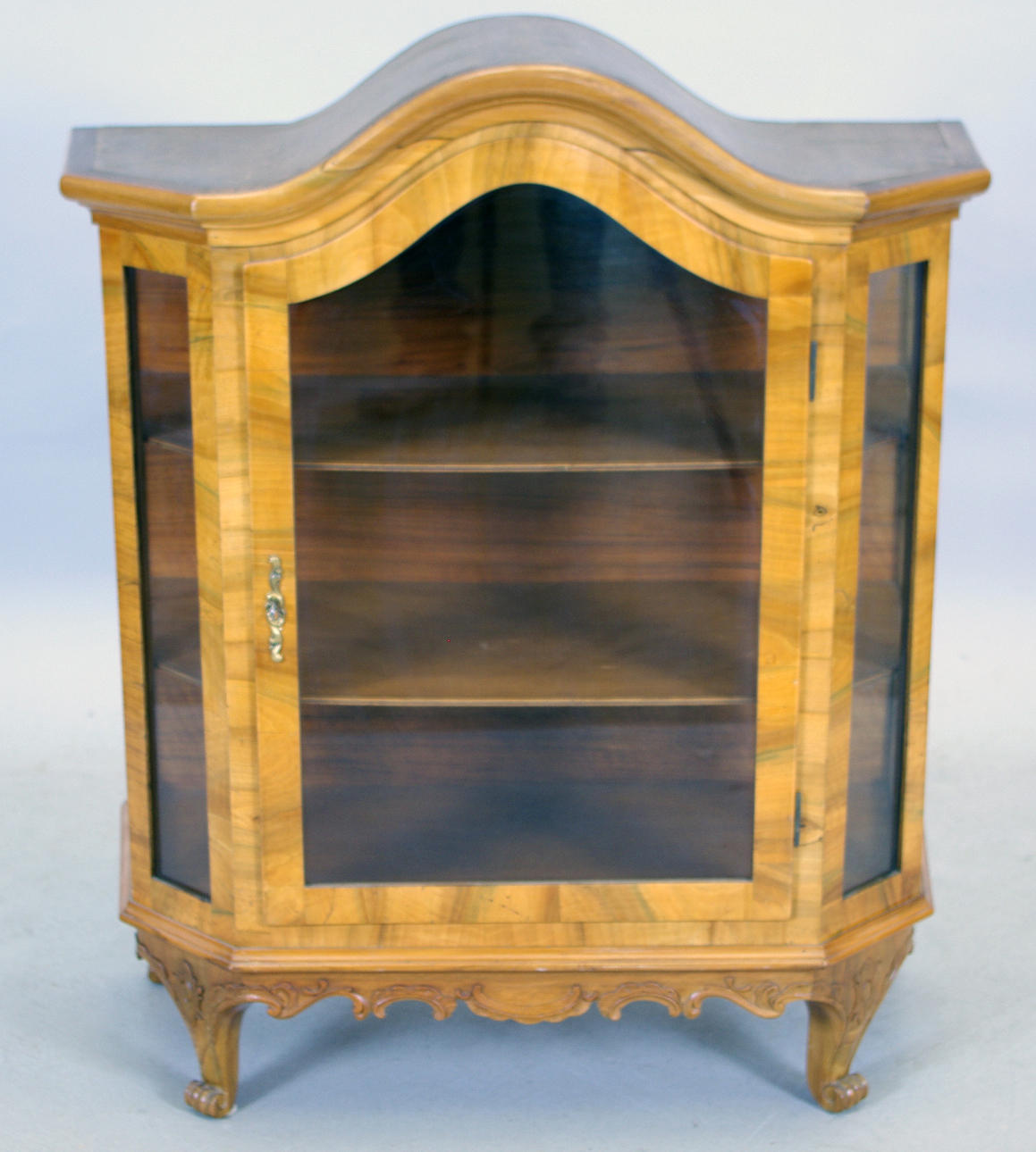 VITRINSKÅP, valnöt, rokokostil.