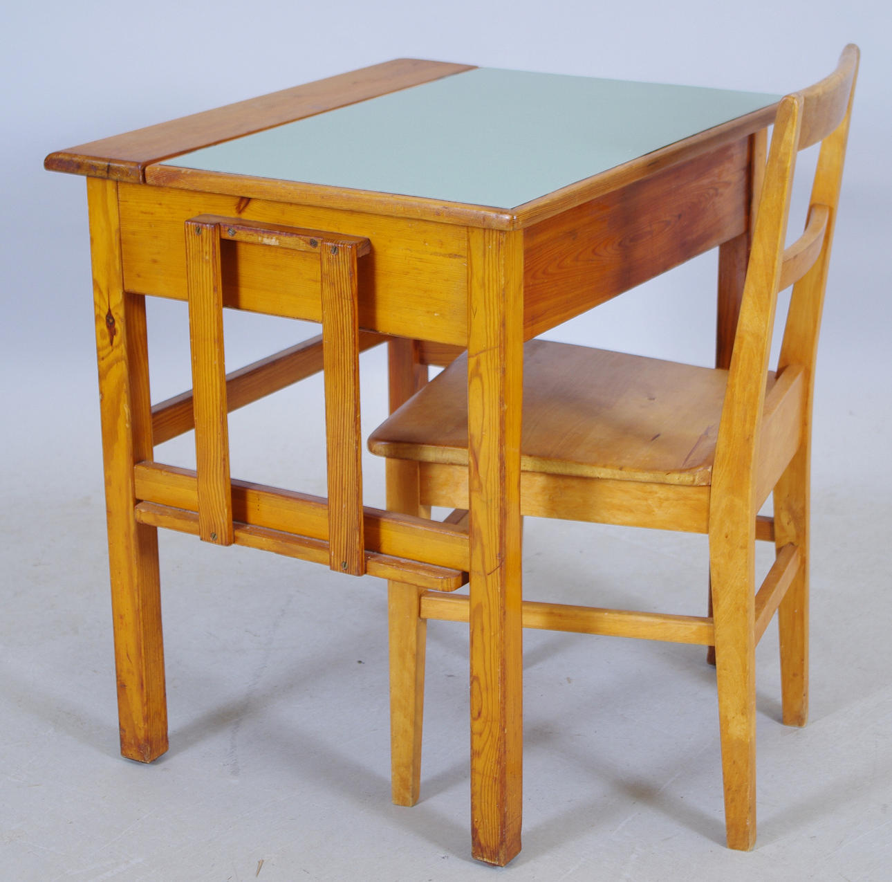 SKOLBÄNK MED STOL, fur, tidigt 1900-tal.