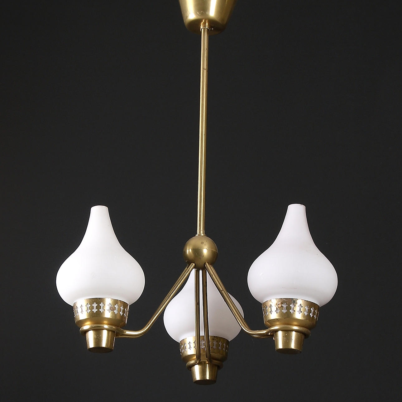 DECKENLAMPE, Opalglas, Messing, Mitte des 20. Jahrhunderts.