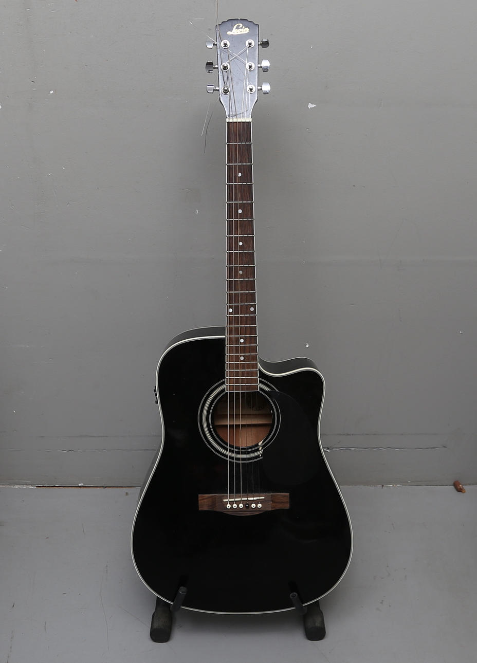 HALVAKUSTISK GITARR samt SÄNDARE, Levin, Fender.