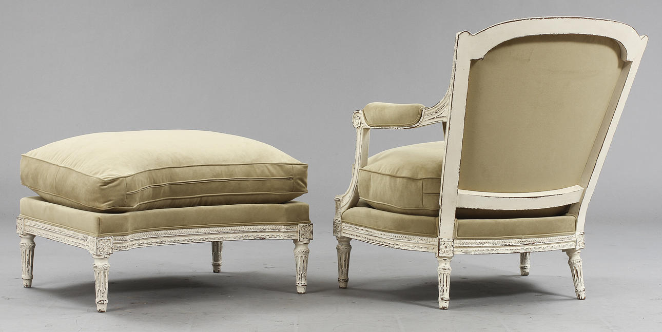 FÅTÖLJ MED FOTPALL, gustaviansk stil, 1900-tal.