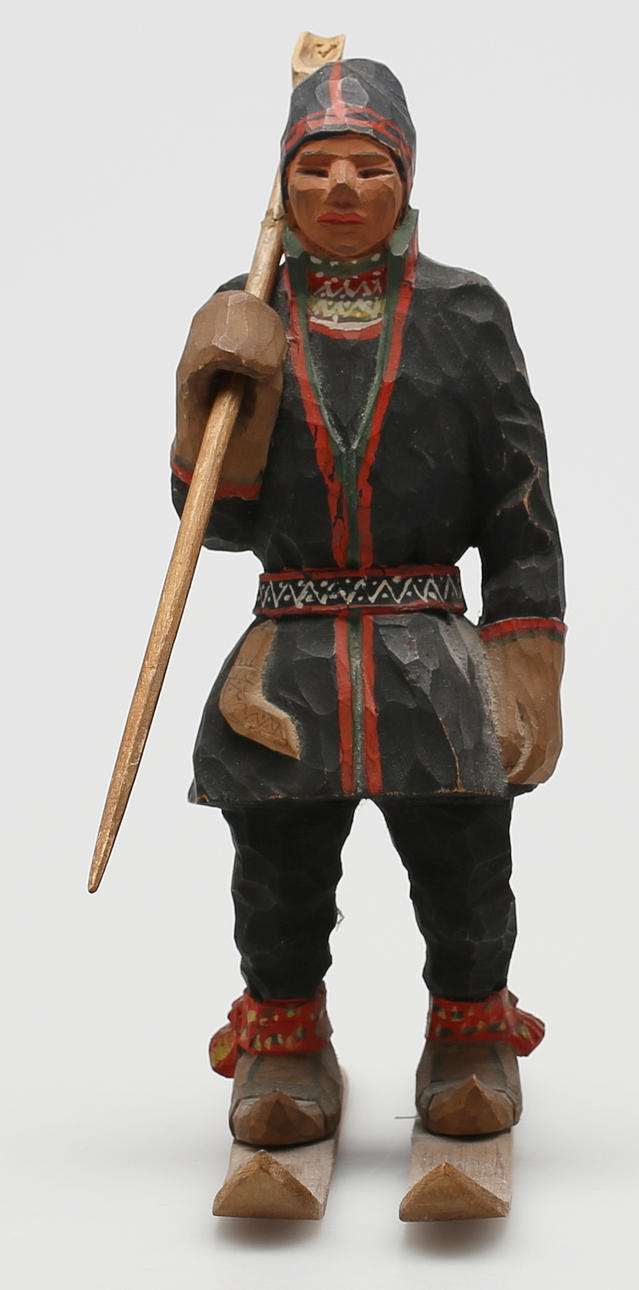 OIDENTIFIERAD KONSTNÄR. Lapp på skidor. Träskulptur. Signerad T P.