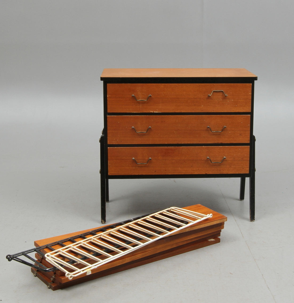 BYRÅ, Gyllensvaans Möbler Kättilstorp samt HYLLOR 2 st Stringmodell, 1950-tal.