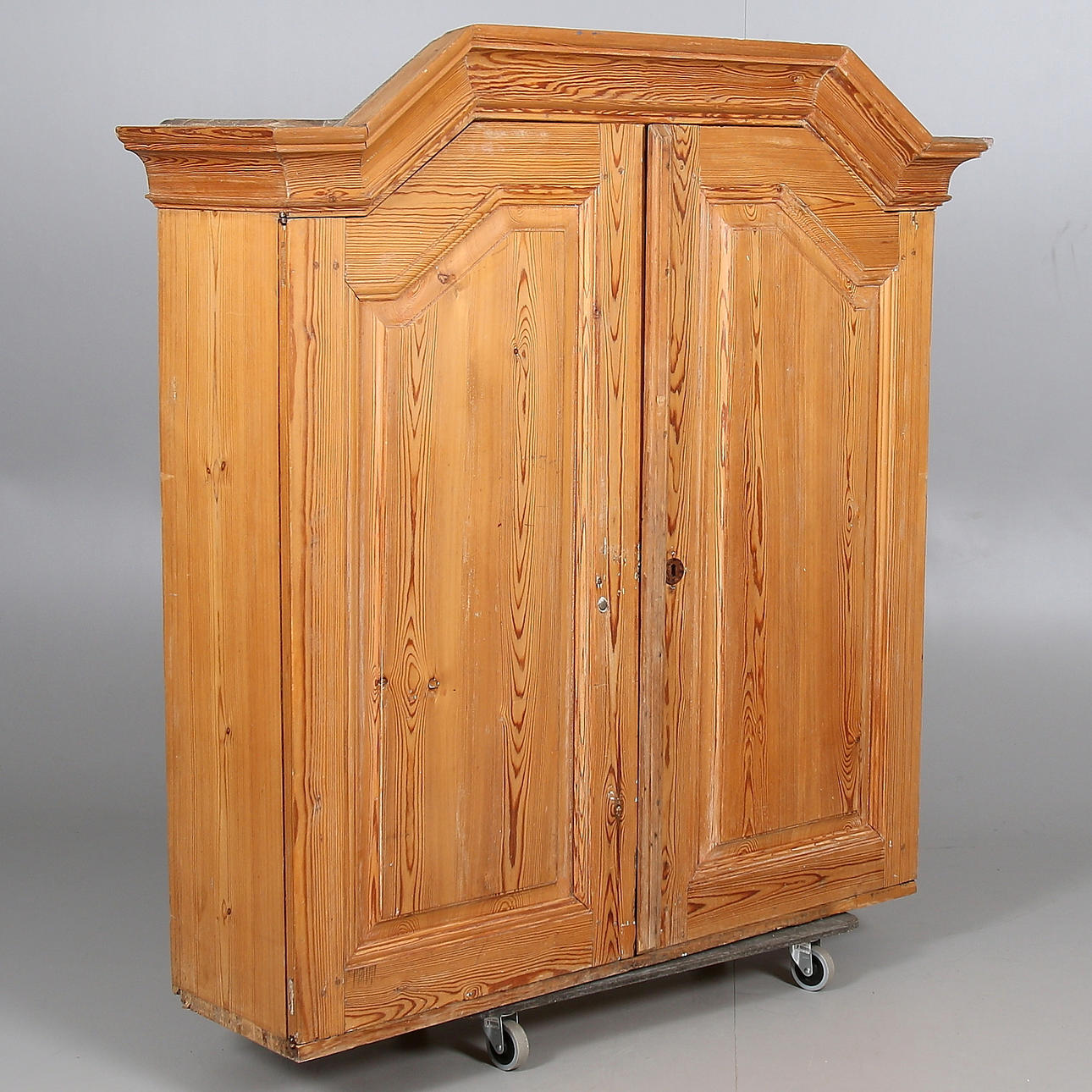 OVERSKAB, træ, barok, første halvdel af 1700-tallet.