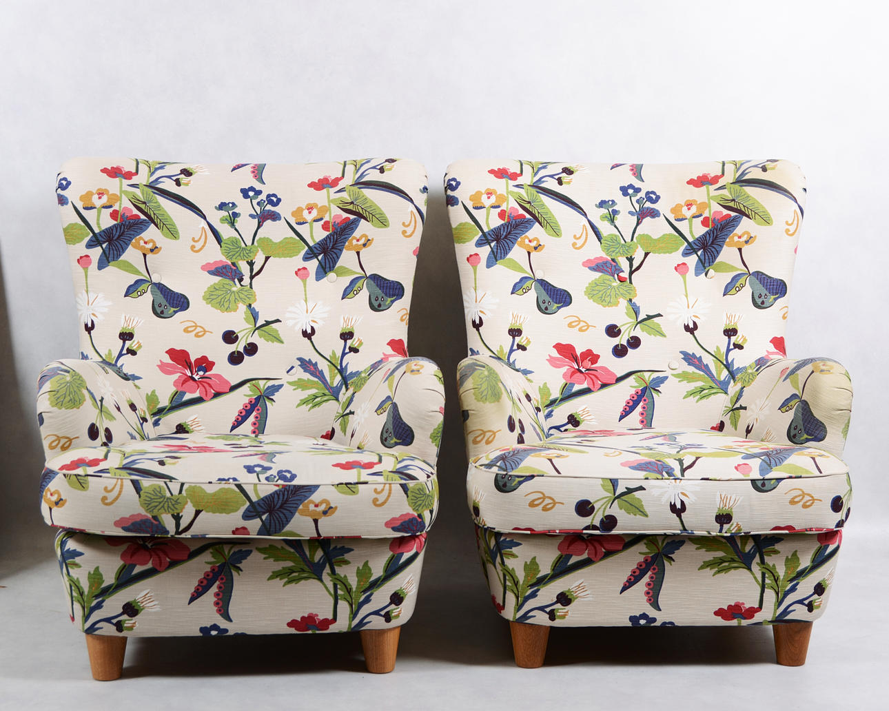 FÅTÖLJER, ett par, Adelsö.