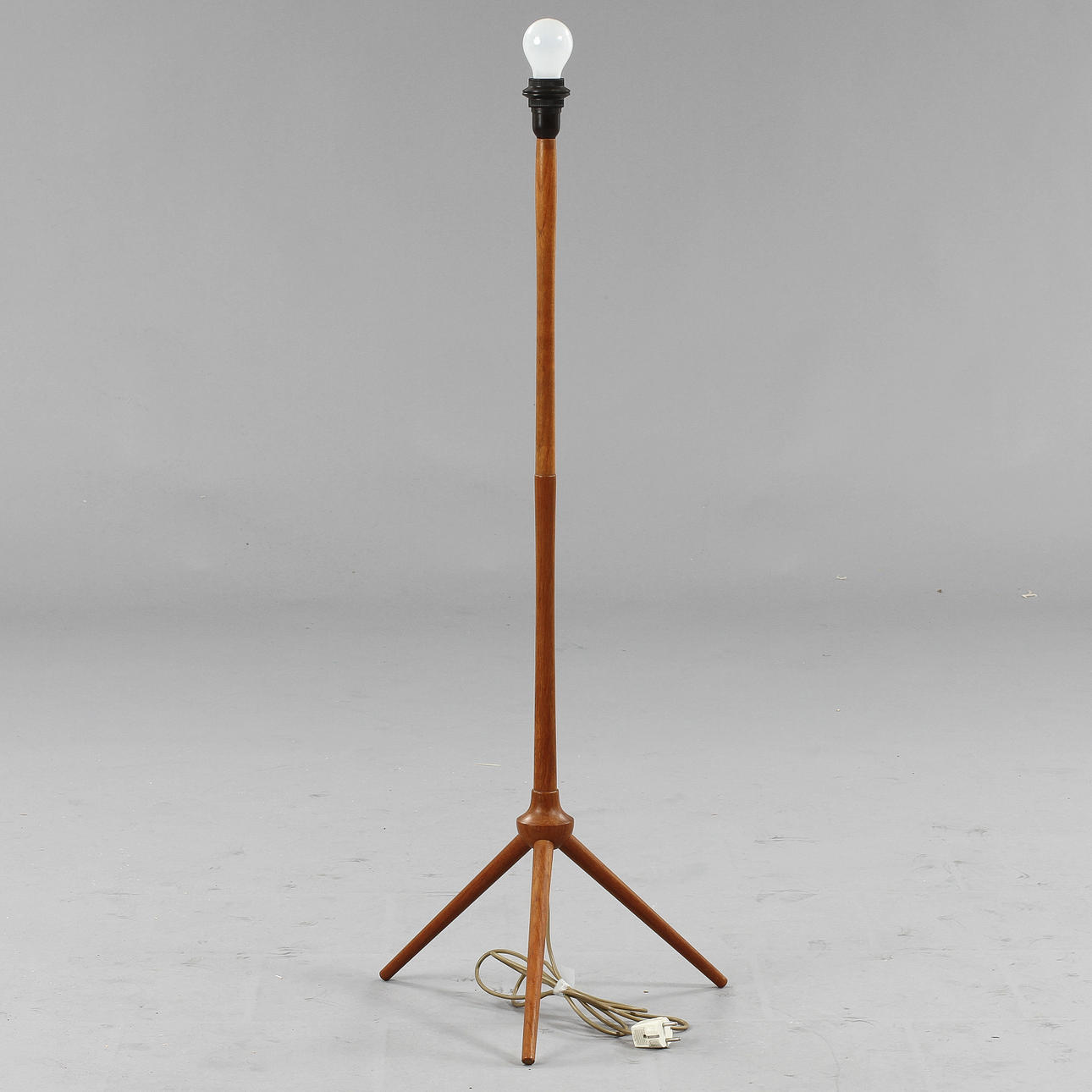 LAMPFOT, 1900-talets mitt. Teak.