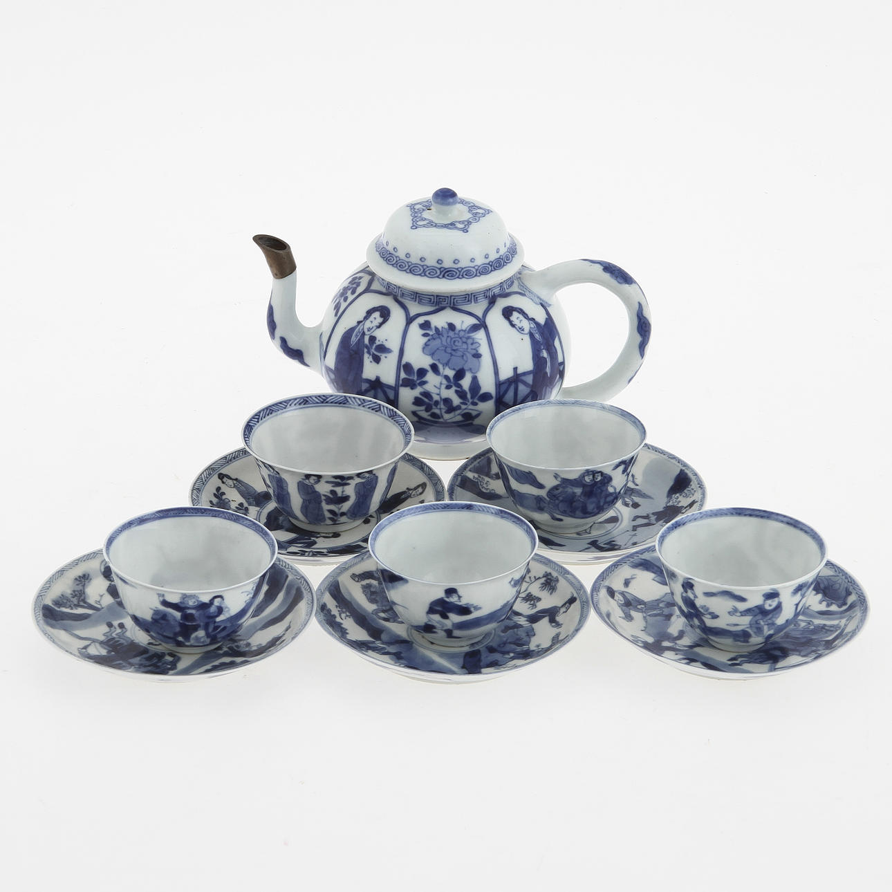 KOPPAR MED FAT, 5 st samt KANNA, porslin, Kina, Kangxi (1661–1722).