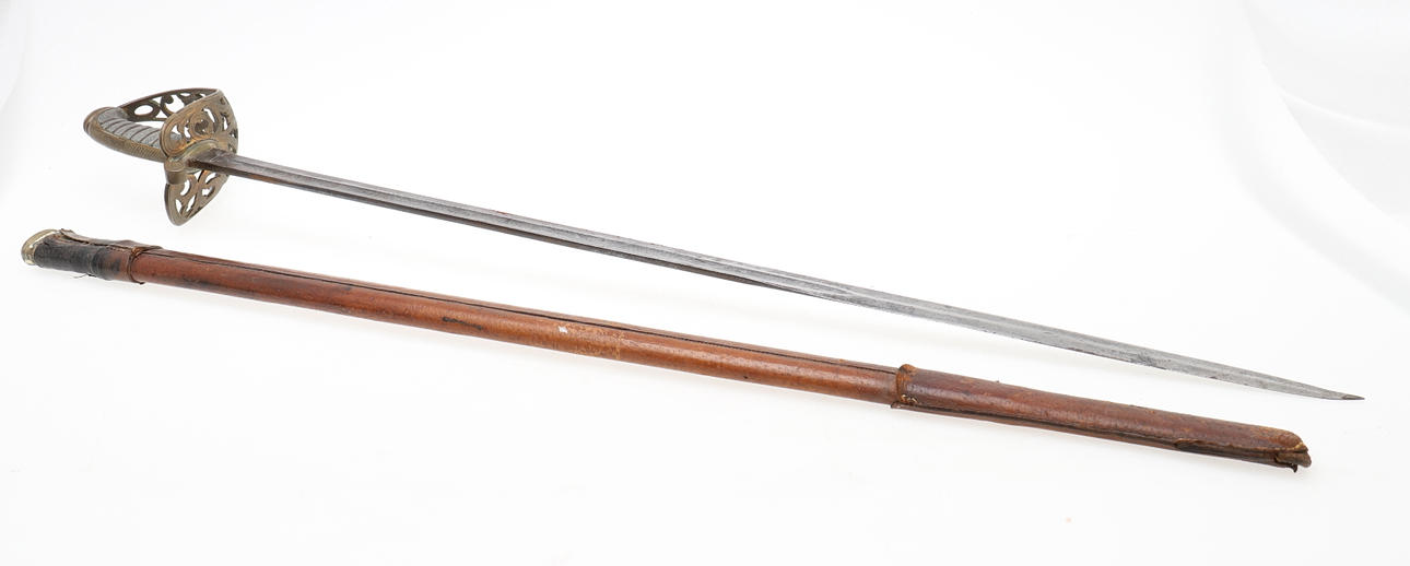 UNA ESPADA VICTORIANA DE OFICIAL.