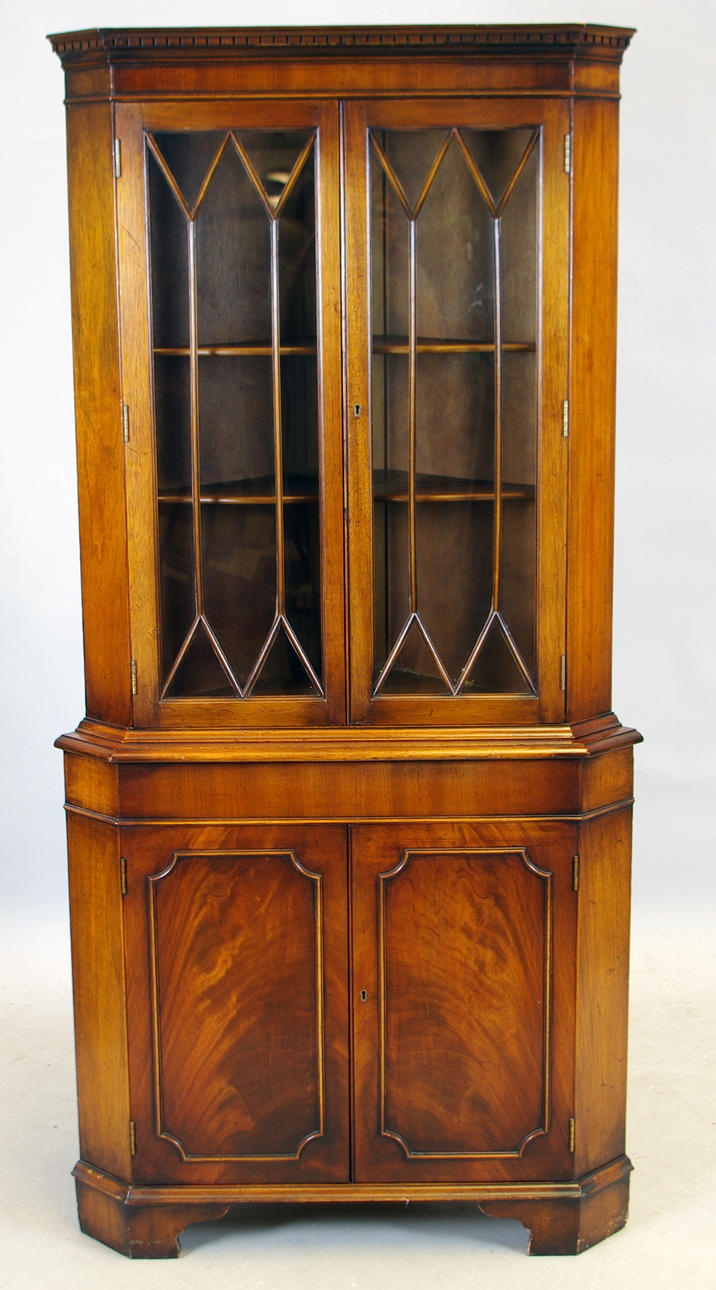 HÖRNVITRINSKÅP, mahogny, engelsk stil.