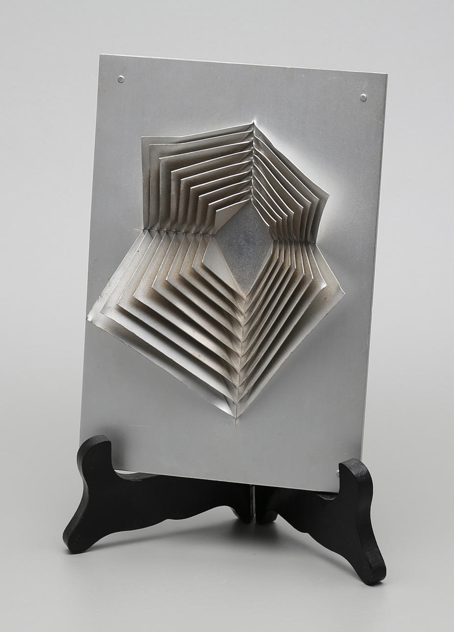 ARNE JONES. SKULPTUR, aluminium, "Blossom".