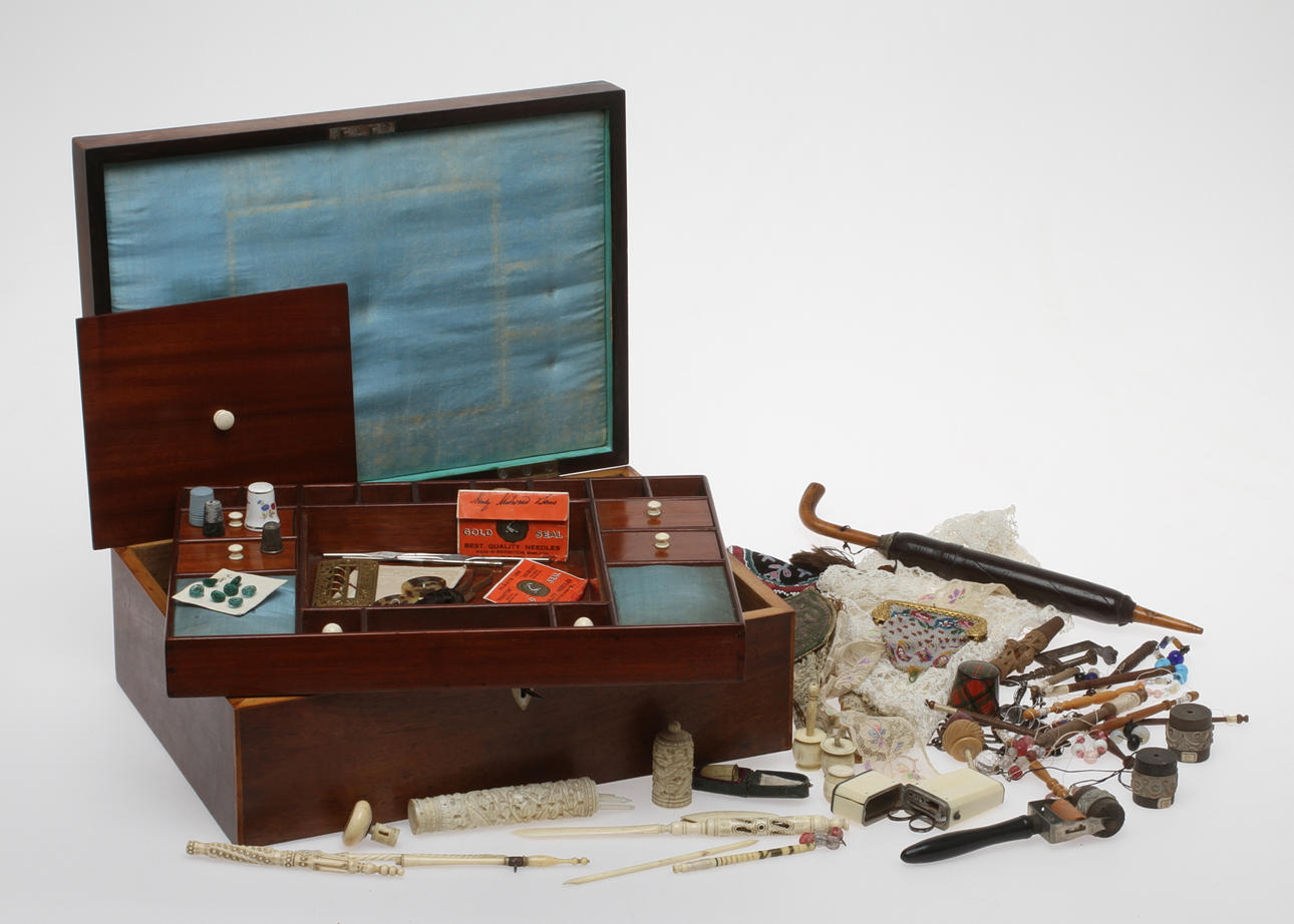 SYSKRIN, mahogny, med sytillbehör, 1800-talets första hälft.