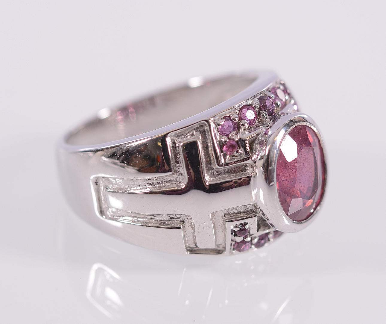 RING, sterlingsilver med rubiner.