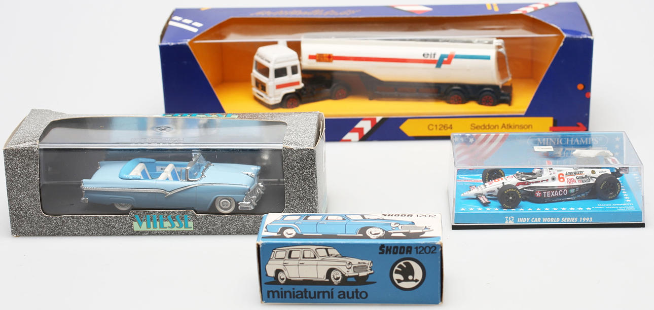 MODELLBILAR I ORIGINALFÖRPACKNING, 3 delar, bla Corgi och Minichamps.