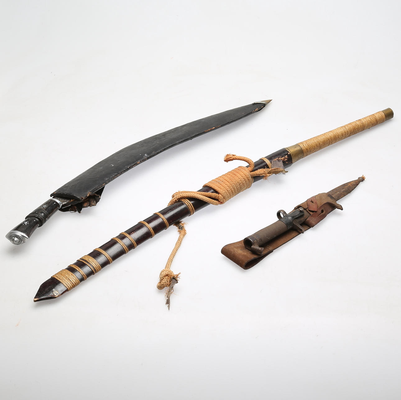 BAJONETT, KNIV, SVÄRD.