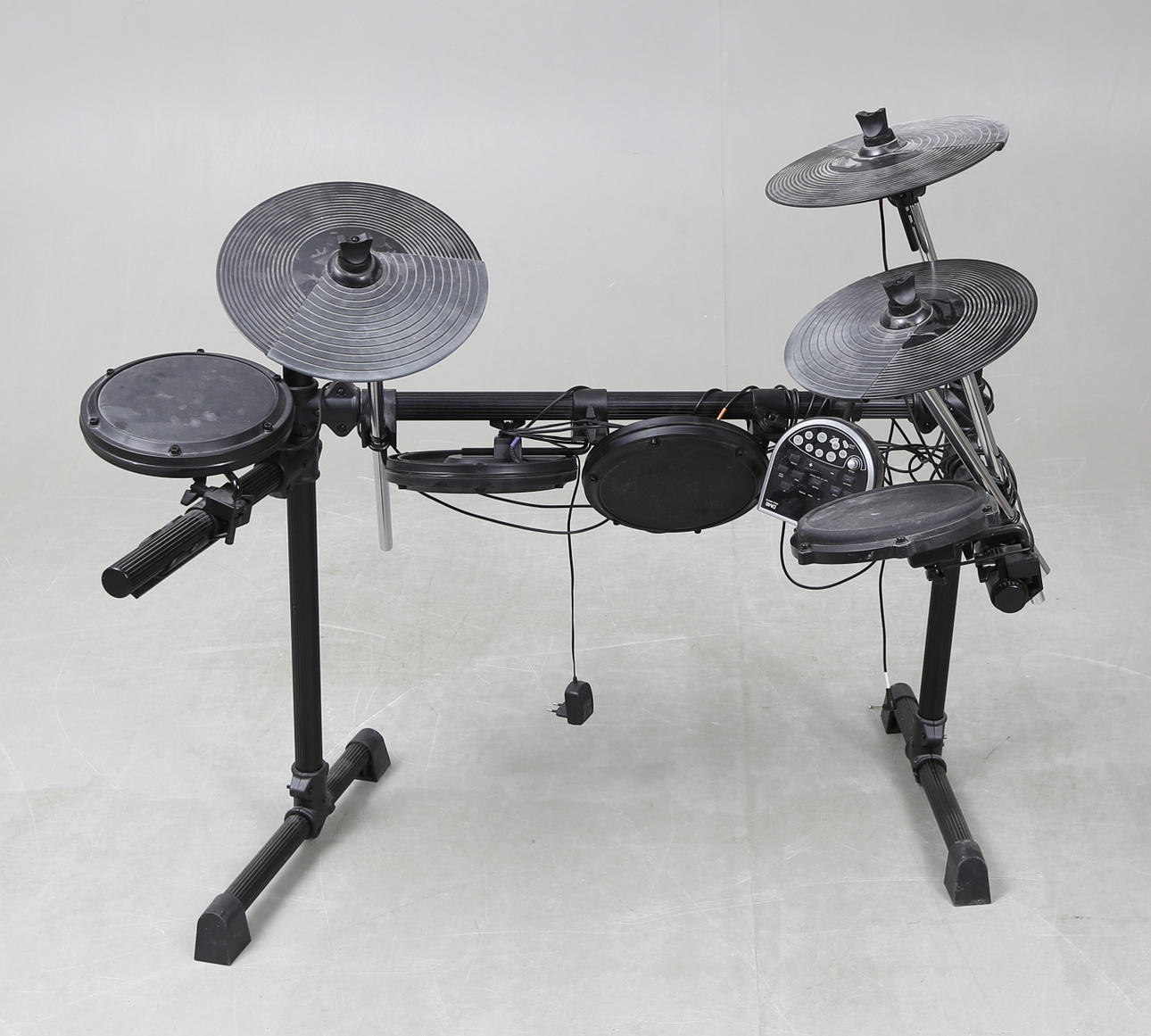 ELECTRONIC DRUM SET, nine pieces, DM6, Alesis.