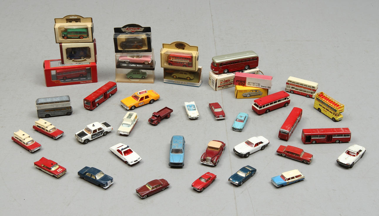 MODELLBILAR DINKY, TEKNO, CORGI med flera. Cirka 40 stycken. Delvis originalkartonger.