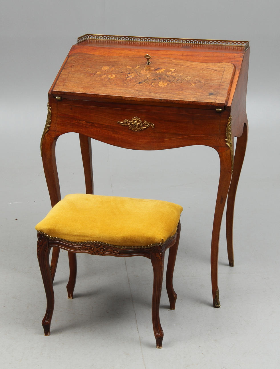 SEKRETÄR samt TABURETT, rokokostil, 1900-tal.