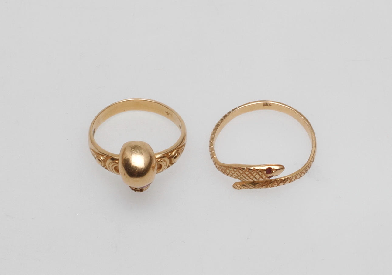 RINGAR, 2 st, 18k guld, vikt ca 8,4 gr.