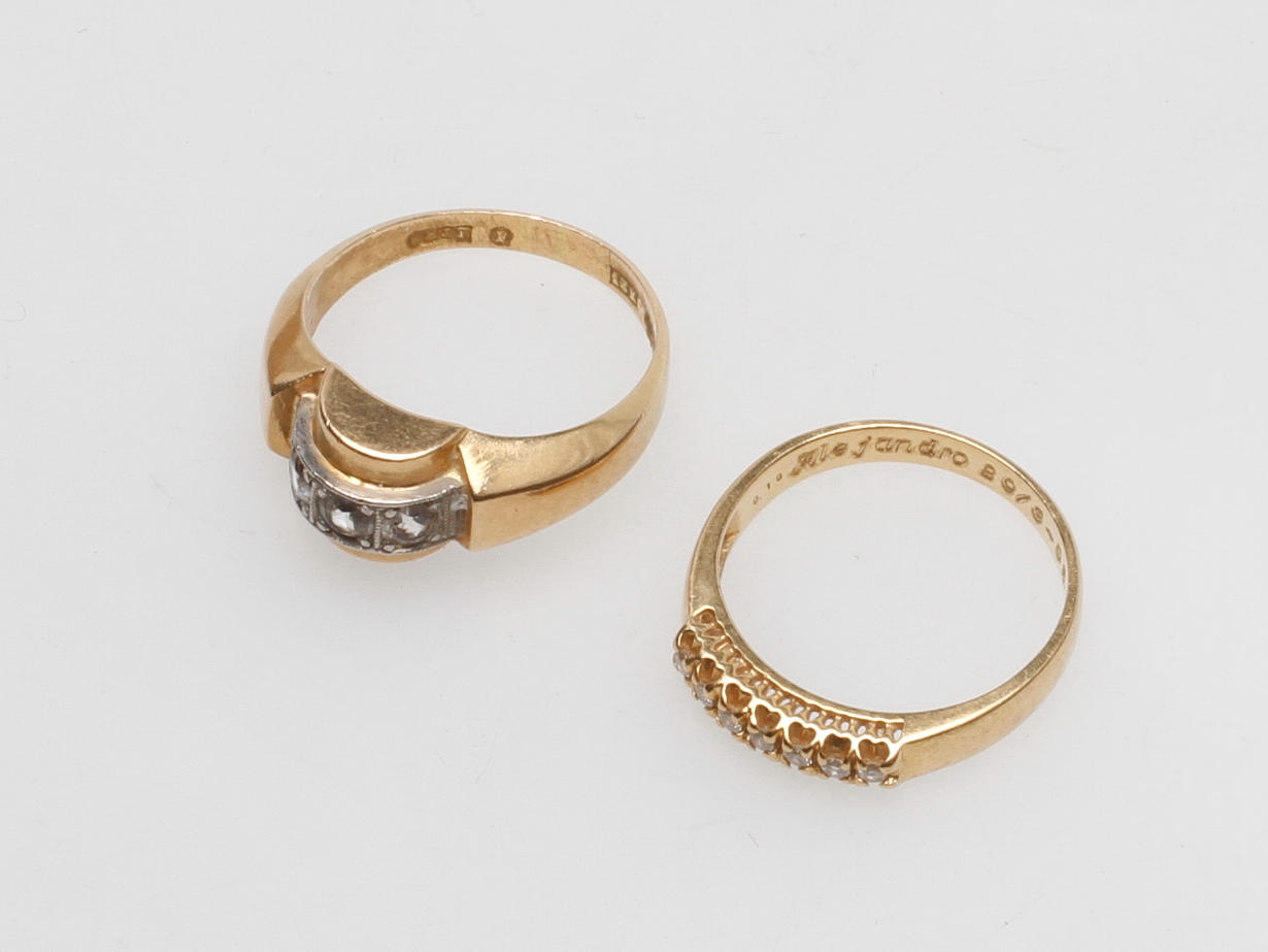 RINGAR, 2 st, 18k guld, med stenar, total vikt ca 5,8 gr.