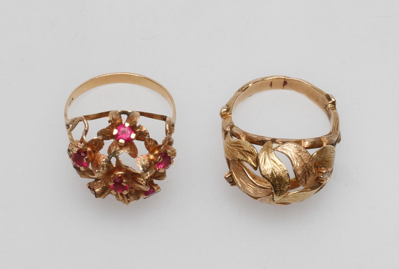 RINGAR, 2 st, 18k guld, vikt ca 9,2 gr.