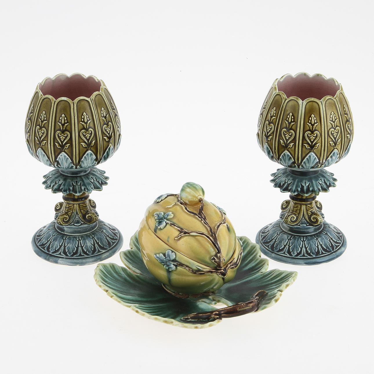 POKALER, ett par, samt SKÅL MED LOCK, majolika. Rörstrand 1800-talets slut.