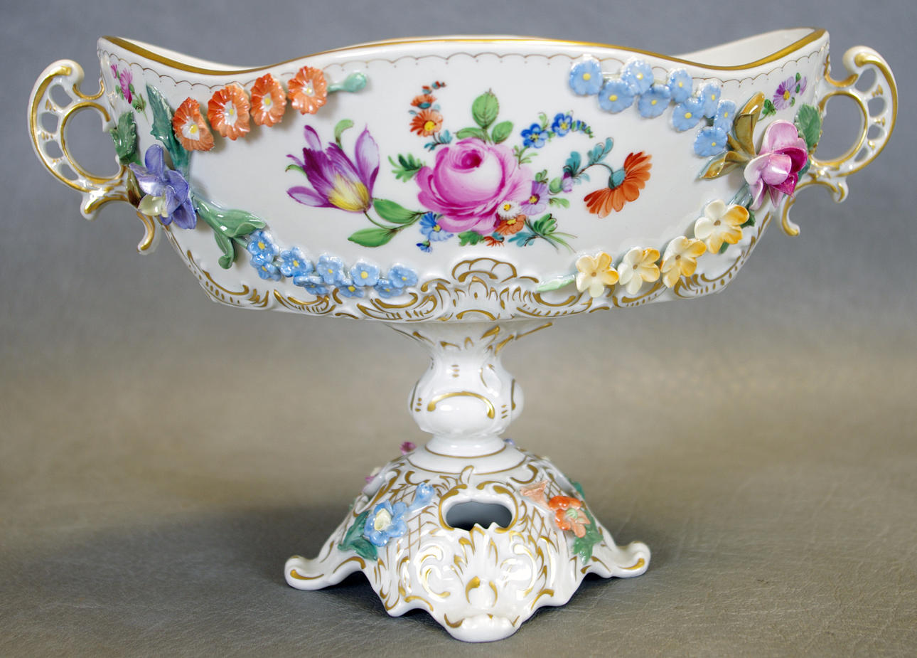 SKÅL PÅ FOT med hänklar, Dresden, rokokodekor.