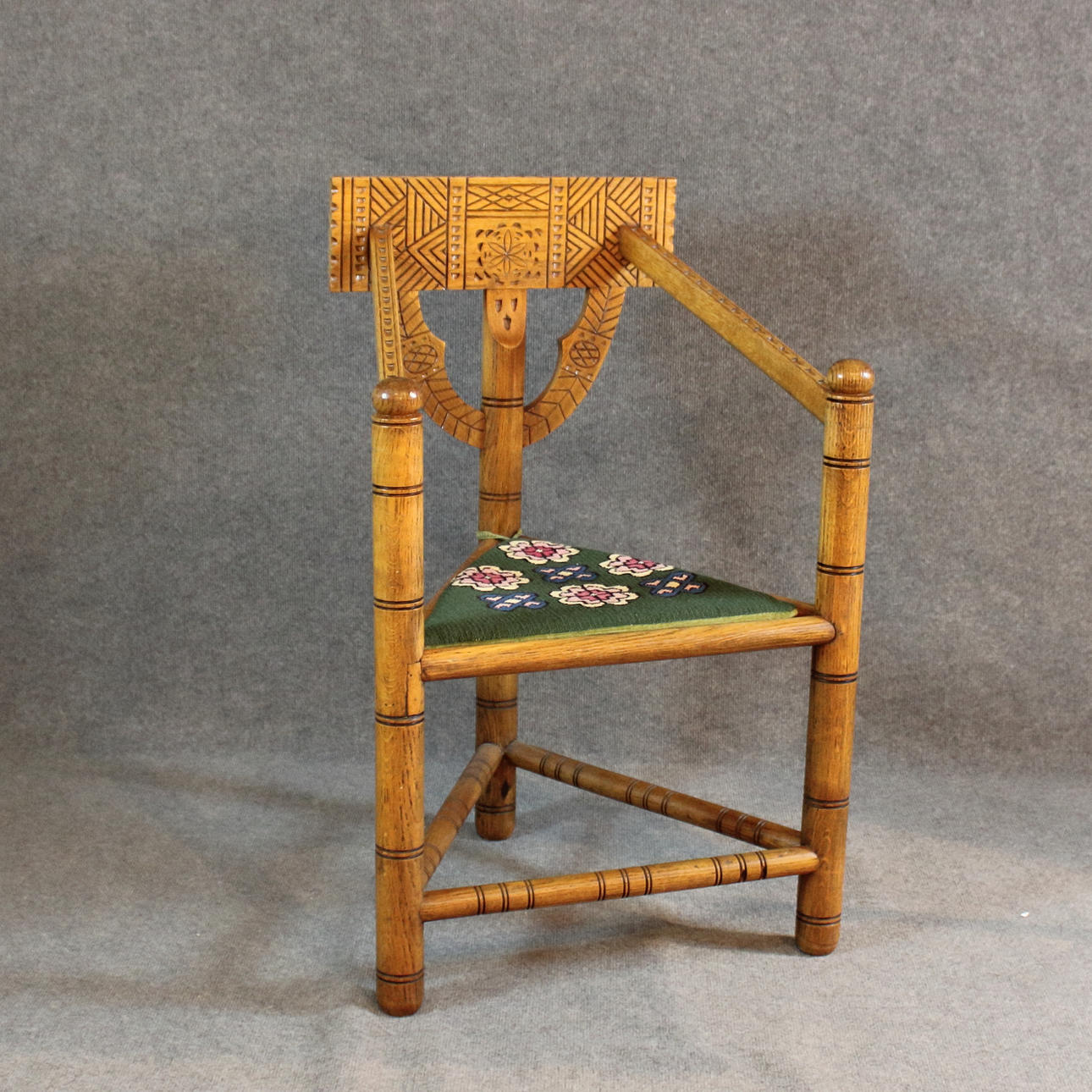 MUNKSTOL, ek, broderad dyna, 1900-talets första hälft.