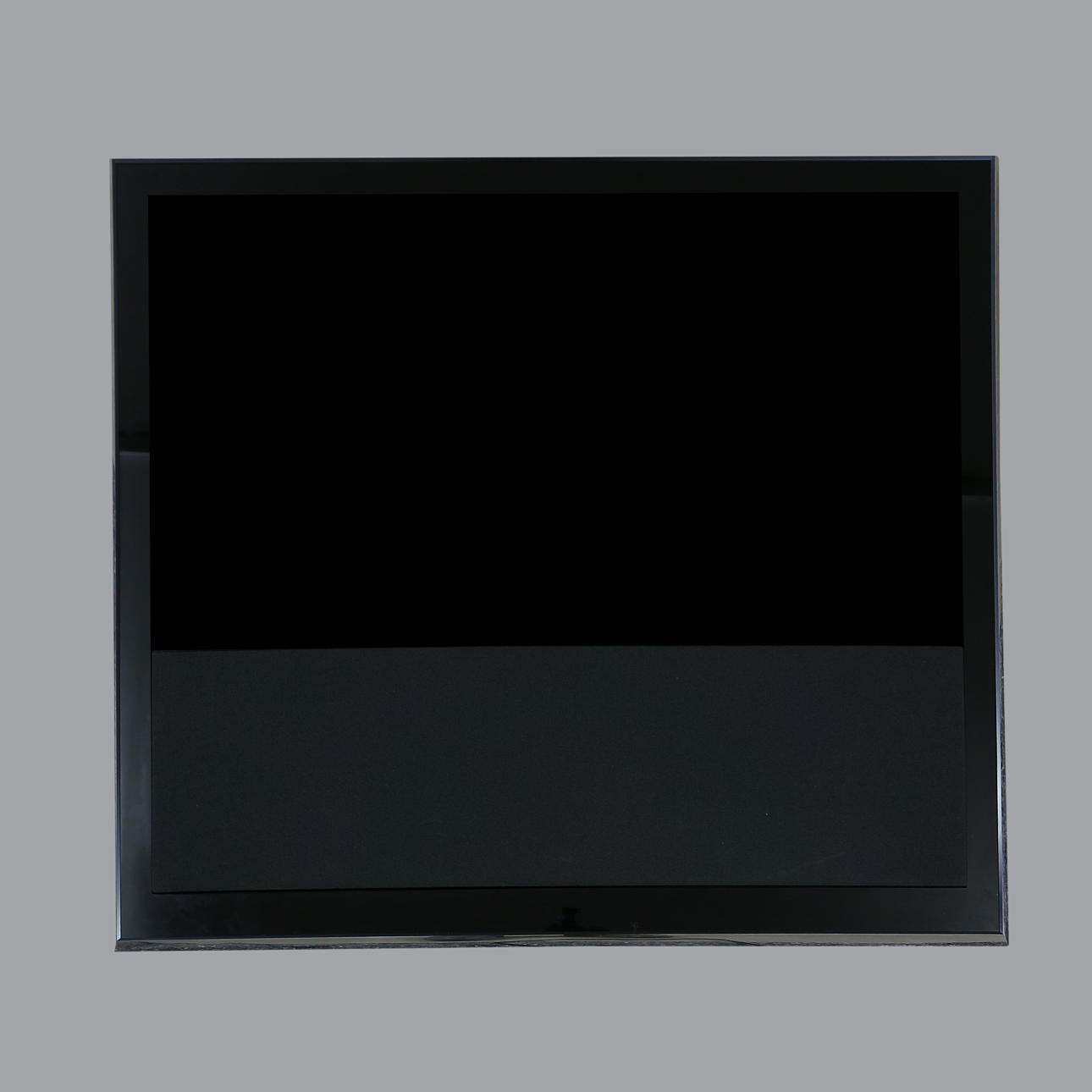 TV Bang Olufsen with 4 speakers.