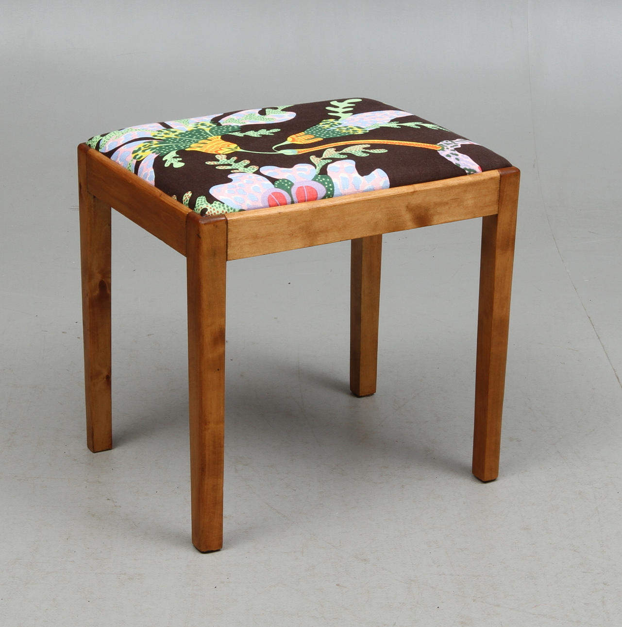 PALL, sits klädd med tyg "Hawaii" Design Josef Frank Svenskt Tenn.