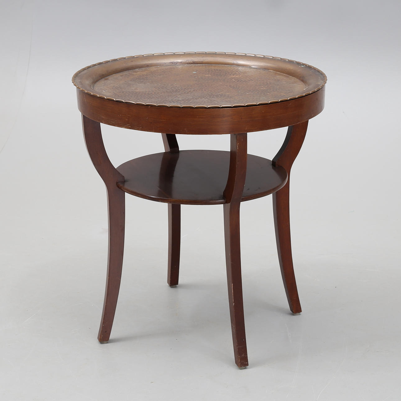 RÖKBORD med kopparbricka, 1900-talets första hälft.