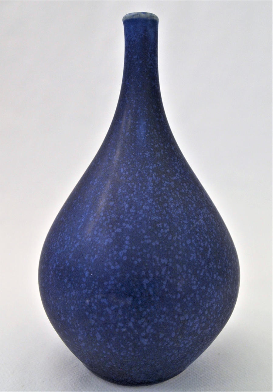 VAS, OMÄRKT, STIG LINDBERG, "VITRIN". GUSTAVSBERG.